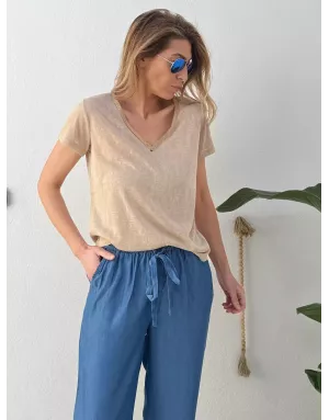 Tee-shirt d'aspect lin à encolure fantaisie en V Molly Bracken, coloris beige - Référence : T427EP