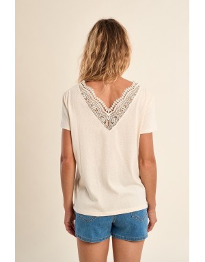 Un t-shirt féminin et élégant, sublimé par un col brodé délicat, coloris crème - Référence : E1785EP