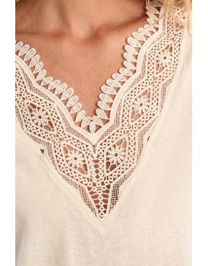 Un t-shirt féminin et élégant, sublimé par un col brodé délicat, coloris crème - Référence : E1785EP