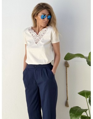 Un t-shirt féminin et élégant, sublimé par un col brodé délicat, coloris crème - Référence : E1785EP