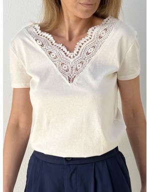 Un t-shirt féminin et élégant, sublimé par un col brodé délicat, coloris crème - Référence : E1785EP