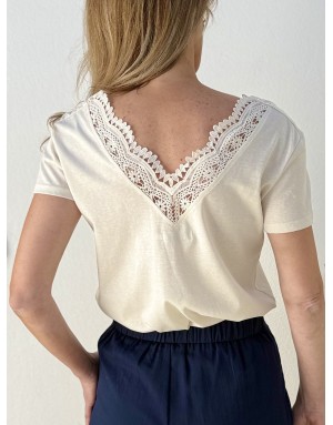 Un t-shirt féminin et élégant, sublimé par un col brodé délicat, coloris crème - Référence : E1785EP