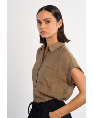 Chemise large et fluide texturée, poches plaquée, asymétrique, coloris kaki - Référence : NL38EP