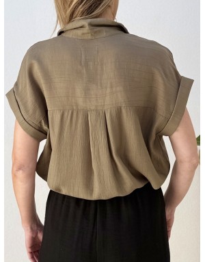 Chemise large et fluide texturée, poches plaquée, asymétrique, coloris kaki - Référence : NL38EP