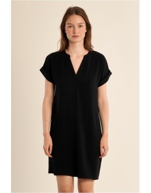Robe courte Molly Bracken, col tunisien, tissu noir texturé, manches courtes -  Référence G972EE