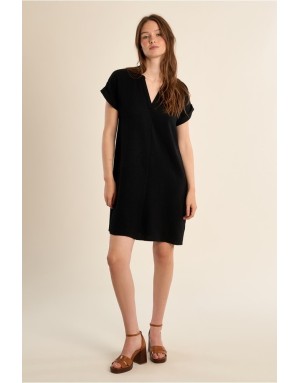 Robe courte Molly Bracken, col tunisien, tissu noir texturé, manches courtes -  Référence G972EE