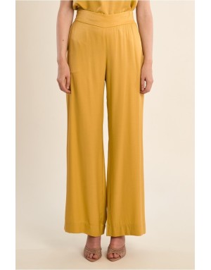 Un pantalon fluide au fini légèrement satiné, coloris vert anis, en ensemble avec le top LA211BEP- Référence : LA1899EP
