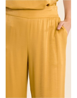 Un pantalon fluide au fini légèrement satiné, coloris vert anis, en ensemble avec le top LA211BEP- Référence : LA1899EP