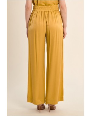 Un pantalon fluide au fini légèrement satiné, coloris vert anis, en ensemble avec le top LA211BEP- Référence : LA1899EP