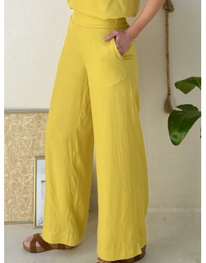 Un pantalon fluide au fini légèrement satiné, coloris vert anis, en ensemble avec le top LA211BEP- Référence : LA1899EP