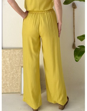 Un pantalon fluide au fini légèrement satiné, coloris vert anis, en ensemble avec le top LA211BEP- Référence : LA1899EP