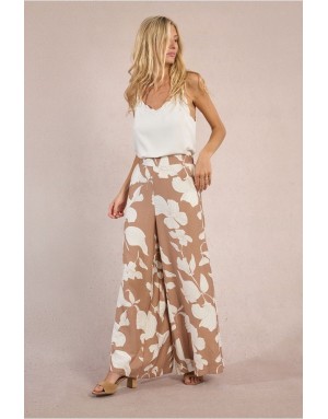 Un pantalon fluide Molly Bracken, imprimé beige et écru, en ensemble avec le top LA1865EE- Référence : LA1864EE