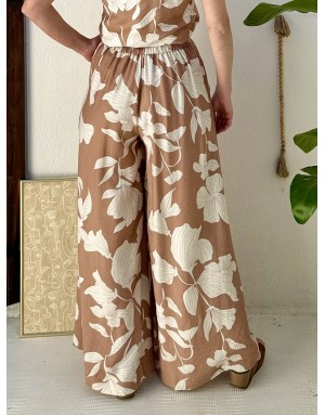 Un pantalon fluide Molly Bracken, imprimé beige et écru, en ensemble avec le top LA1865EE- Référence : LA1864EE