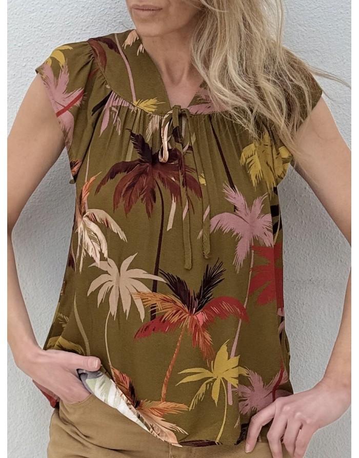 Top fluide imprimé palmiers Molly Bracken, kaki, en ensemble avec la jupe T2210EE- Référence : T2208EE