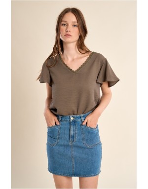 Top fluide texturé kaki Molly Bracken, col v bordé de dentelle, manches papillon- Référence : T2208EE
