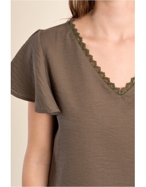 Top fluide texturé kaki Molly Bracken, col v bordé de dentelle, manches papillon- Référence : T2208EE