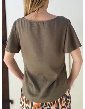 Top fluide texturé kaki Molly Bracken, col v bordé de dentelle, manches papillon- Référence : T2208EE