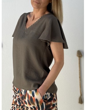 Top fluide texturé kaki Molly Bracken, col v bordé de dentelle, manches papillon- Référence : T2208EE
