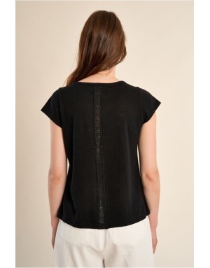 Un tee-shirt noir intemporel sublimé par de délicats détails dentelle Molly Bracken- Référence : LA1928EE
