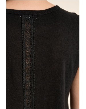 Un tee-shirt noir intemporel sublimé par de délicats détails dentelle Molly Bracken- Référence : LA1928EE