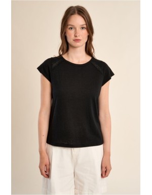 Un tee-shirt noir intemporel sublimé par de délicats détails dentelle Molly Bracken- Référence : LA1928EE