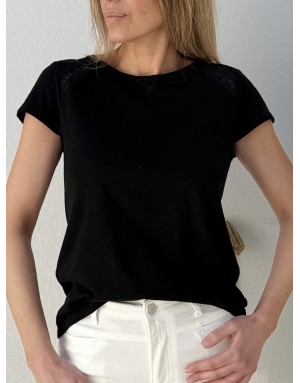 Un tee-shirt noir intemporel sublimé par de délicats détails dentelle Molly Bracken- Référence : LA1928EE