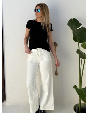 Un tee-shirt noir intemporel sublimé par de délicats détails dentelle Molly Bracken- Référence : LA1928EE