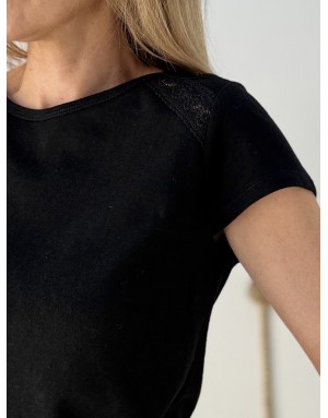 Un tee-shirt noir intemporel sublimé par de délicats détails dentelle Molly Bracken- Référence : LA1928EE