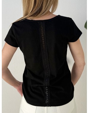Un tee-shirt noir intemporel sublimé par de délicats détails dentelle Molly Bracken- Référence : LA1928EE