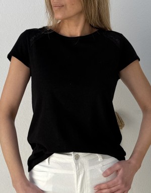 Un tee-shirt noir intemporel sublimé par de délicats détails dentelle Molly Bracken- Référence : LA1928EE