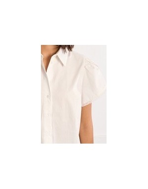 Chemise blanche féminine, manches volantées et ornées de dentelle, Lili Sidonio pour Molly Bracken- Référence : LAL534EP