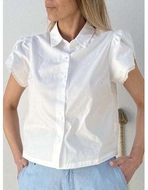 Chemise blanche féminine, manches volantées et ornées de dentelle, Lili Sidonio pour Molly Bracken- Référence : LAL534EP