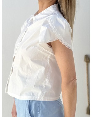 Chemise blanche féminine, manches volantées et ornées de dentelle, Lili Sidonio pour Molly Bracken- Référence : LAL534EP