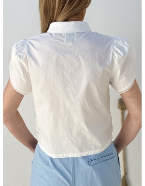 Chemise blanche féminine, manches volantées et ornées de dentelle, Lili Sidonio pour Molly Bracken- Référence : LAL534EP