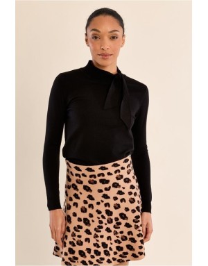 Un pull raffiné à col montant et nœud plissé ton sur ton - détail couture - Référence : BT210EH