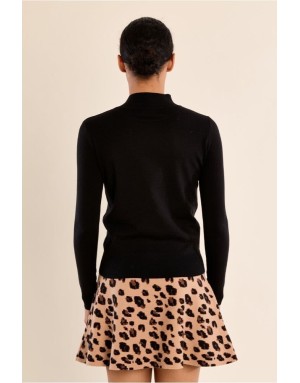 Un pull raffiné à col montant et nœud plissé ton sur ton - détail couture - Référence : BT210EH