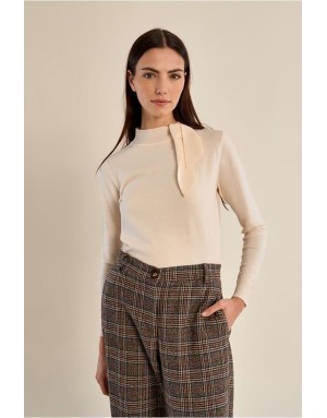 Un pull raffiné à col montant et nœud plissé ton sur ton - détail couture - Référence : BT210EH