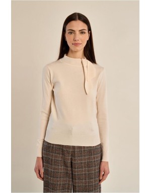Un pull raffiné à col montant et nœud plissé ton sur ton - détail couture - Référence : BT210EH