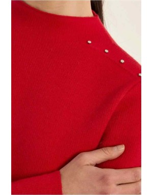 pull entièrement côtelé d'un rouge intense et affirmé, orné de petits rivets argentés aux épaules- Référence : E1799EH