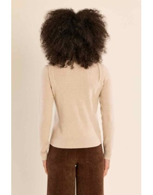Pull entièrement côtelé finement beige, orné de clous dorés rivetés sur les épaules - Référence : T2113EN