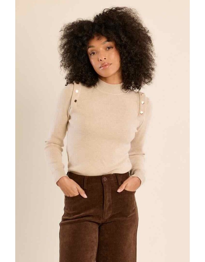 Pull entièrement côtelé finement beige, orné de clous dorés rivetés sur les épaules - Référence : T2113EN