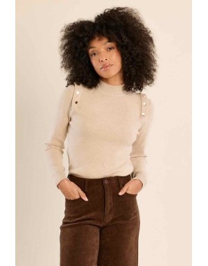 Pull entièrement côtelé finement beige, orné de clous dorés rivetés sur les épaules - Référence : T2113EN