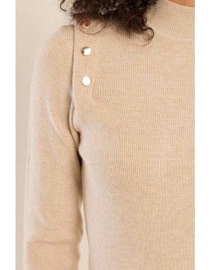 Pull entièrement côtelé finement beige, orné de clous dorés rivetés sur les épaules - Référence : T2113EN