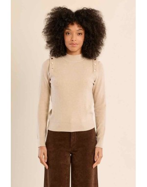 Pull entièrement côtelé finement beige, orné de clous dorés rivetés sur les épaules - Référence : T2113EN