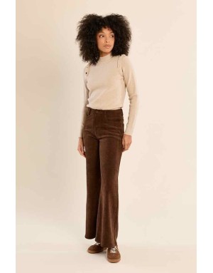 Pull entièrement côtelé finement beige, orné de clous dorés rivetés sur les épaules - Référence : T2113EN