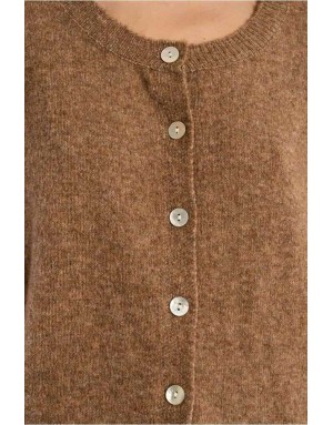 gilet droit à la maille douce et moelleuse, sublimé par ses boutons nacrés- Référence : LAS142EN