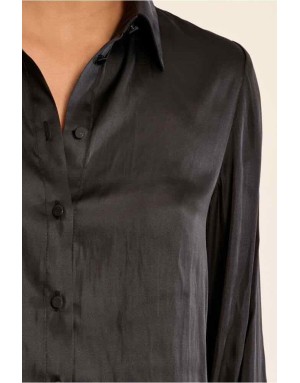 Chemise satinée noire au tombé fluide, poignets aux finitions festonnés. Référence : T2283EN