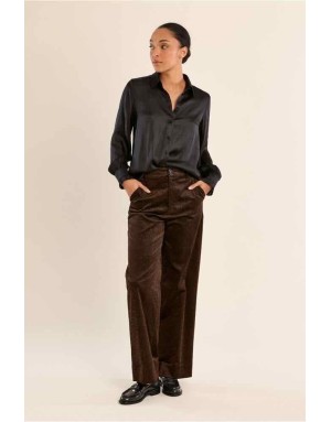 Chemise satinée noire au tombé fluide, poignets aux finitions festonnés. Référence : T2283EN