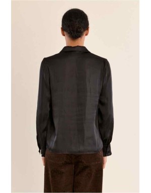 Chemise satinée noire au tombé fluide, poignets aux finitions festonnés. Référence : T2283EN
