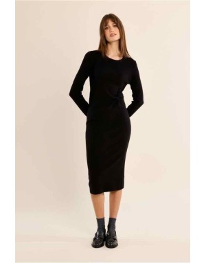 Robe longue en maille ajustée, détail noué sur le côté, disponible en noir uni ou en rayures noir et blanc.Réf : E1807EN